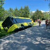 Landbus kippte in Graben