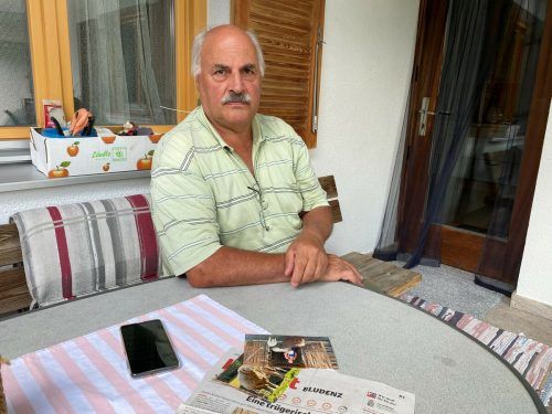 Oswin Kieber zog seine Schafe aus dem Gauertal ab. VN/Böcken