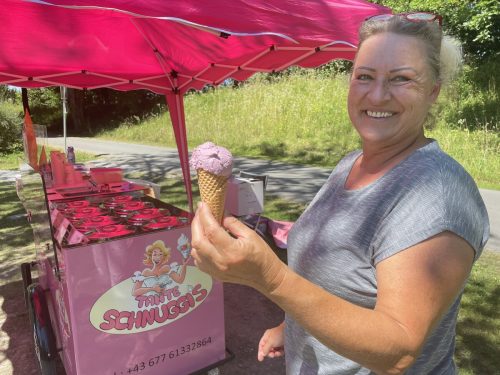 Friederike Buljat ist mit ihrem Eisrad am Alten Rhein unterwegs und verzaubert Kunden mit Selbstgemachtem. Derzeit macht ihr der Himbeerpreis zu schaffen. VN/MEF
