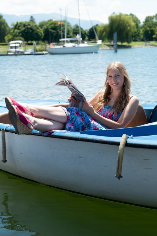 Da schau her, so schön kann Urlaub sein! Selina (19) aus Höchst ist mit den VN im Gepäck über den Bodensee geschippert. VN/Serra