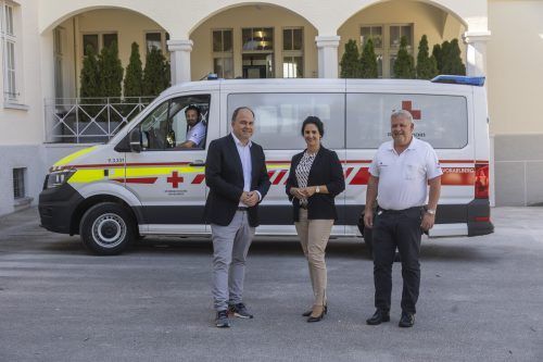 Gerold Riedmann, Janine Gozzi und Reinhard Wohlgenannt (v.l.) vor dem brandneuen Einsatzfahrzeug. VN/Paulitsch