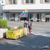 Klimaaktivisten klebten sich vor dem Landhaus fest