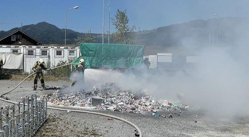 Im Müll kam es teilweise zu kleineren Detonationen.  feuerwehr Lustenau