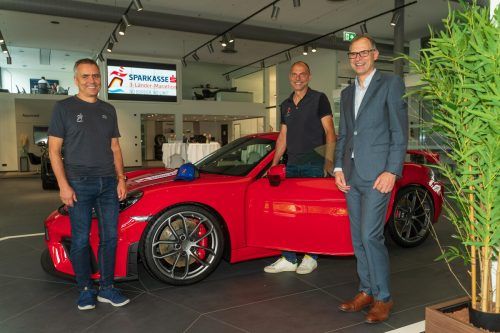 Im Porschezentrum von Rudi Lins (r.) in Rankweil präsentierten OK-Chef Robert Küng (l.) und Rennleiter Günter Ernst (Mitte) das neue Marathon-Konzept. VN-Stiplovsek