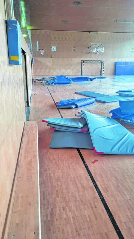 Im Turnsaal wurden Matten kreuz und quer verteilt.
