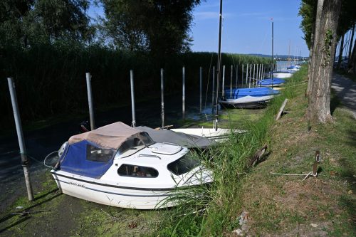 In der Anliegergemeinde Moos am Untersee liegen schon mehrere Boote auf dem Trockenen. DPA/Kästle