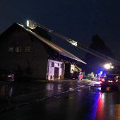 Blitz sprengte Ziegel von Hausdach