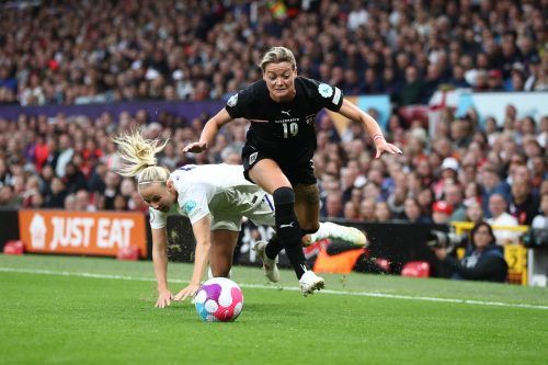 In dieser Aktion hatte Österreichs Verena Hanshaw gegen Beth Mead die Nase vorne, in der 17. Minute machte die Engländerin aber den entscheidenden 1:0-Treffer im Eröffnungsspiel der EURO 2022. gepa