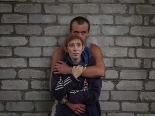 In Donezk erwarten Angehörige Nachrichten von verschütteten Angehörigen. REUTERS