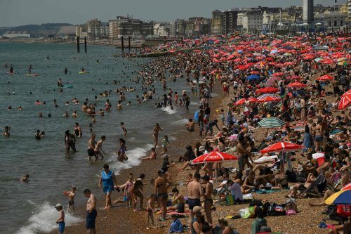 In Großbritannien wurde am Dienstag erstmals seit Beginn der Aufzeichnungen die 40-Grad-Marke geknackt. Die Strände, wie hier in Brighton, wurden regelrecht gestürmt. AFP