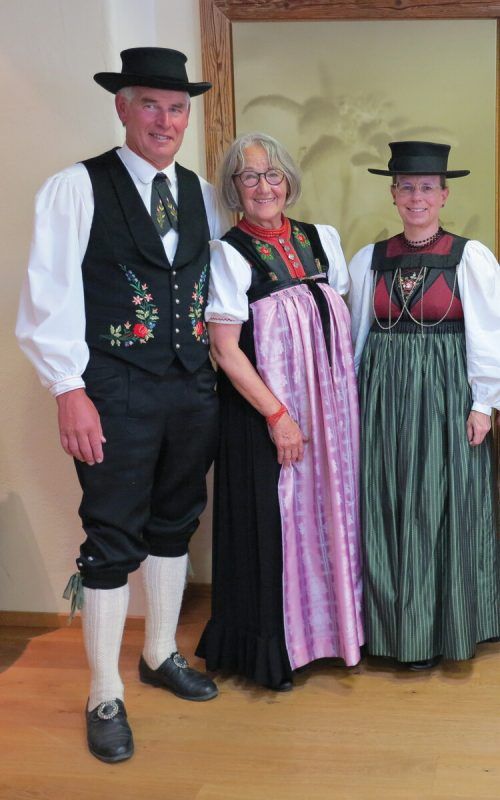 Josef Türtscher folgt Barbara Fritz als neuer Obmann der Vereinigung. Monika Bischof (rechts) wird zur neuen Stellvertreterin gewählt. Vorarlberger Walservereinigung