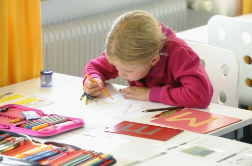Kinder beim Lernen (fast) alleine zu Hause. Der häusliche Unterricht ist eine Herausforderung.  Symbol/Stiplovsek