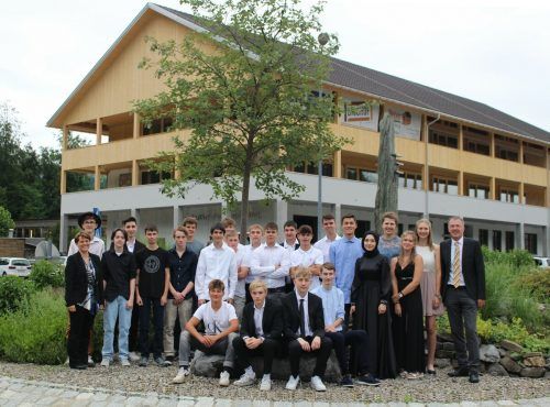 Klassenfoto mit doppelter Symbolik: Der Kreisverkehr soll ausdrücken, dass der Werkraumklasse für den weiteren Ausbildungsweg aller Richtungen offen sind, das Objekt im Hintergrund erinnert die Jugendlichen, dass jetzt der zweite Schritt erfolgen muss.  STP/3