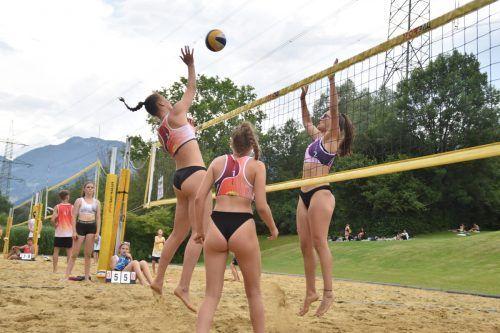 Mag. Hans-Peter Schuler (Bild r.) hat im Jahre 2003 eine U21-Beachvolleyballtour ins Leben gerufen. 2022 waren 82 Burschen- und 102 Mädchenteams dabei.
