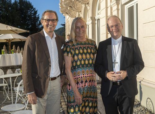 Michael Grahammer (l.) sowie Judith Salzmann und Bischof Benno Elbs.