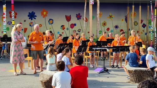 Mit einem spontanen Auftritt im großen Schulhof begeisterte die „Rasselbande“ des Musikvereines die Schüler der Lochauer Volksschule. bms