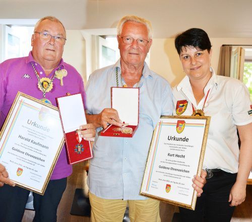 Närrisches Landes-Gold für Harald Kaufmann und Kurt Hecht, überreicht von Präsidentin Barbara Lässer.