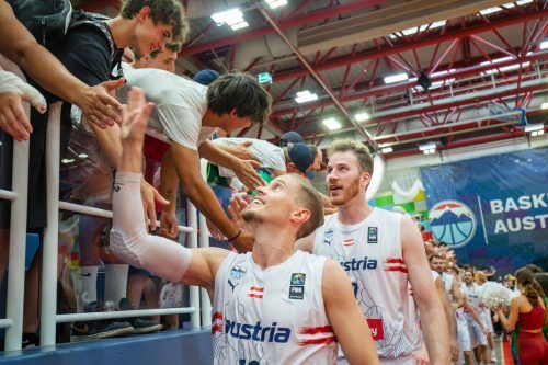 Nationalteam-Kapitän Thomas Klepeisz und Jakob Pöltl bedanken sich nach dem Sieg über Zypern für die grandiose Unterstützung der Fans in Salzburg. gepa