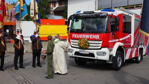 Pater Niklas segnet das neue Löschfahrzeug, das auf den Namen „Kugel“ getauft wurde. CEG