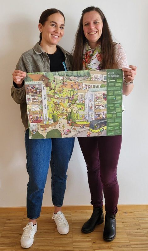 Sabrina Mathis und Sabrina Sohm mit dem Wimmelbild Folder.