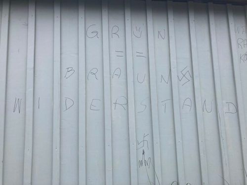 Schmiererei auf einem Holzschopf in der Bregenzer Riedergasse. Polizei