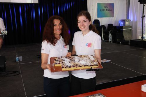 Silvia König und Anika Dibowski mit Geburtstagskuchen.