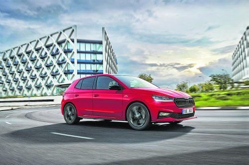 Skoda bietet wieder den Kleinwagen Fabia „Monte Carlo“ an. Er verfügt unter anderem über schwarz lackierte Felgen, einen Kühlergrill und Außenspiegelgehäuse in der gleichen Farbe. Der schwarz gehaltene Innenraum bietet Applikationen in Rot sowie Karbon-Dekor. Zudem wurden Front- und Heckschürze sportlicher gestaltet. Für den Antrieb stehen vier Motoren mit bis zu 150 PS zur Wahl.