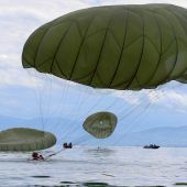 Fallschirmjäger der Bundeswehr landen für Übung im Bodensee