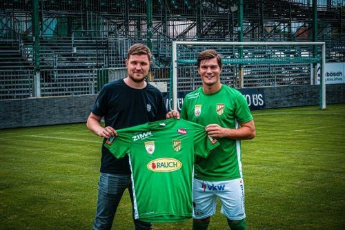 Sportdirektor Alexander Schneider mit Neuzugang Stefano Surdanovic. SCA