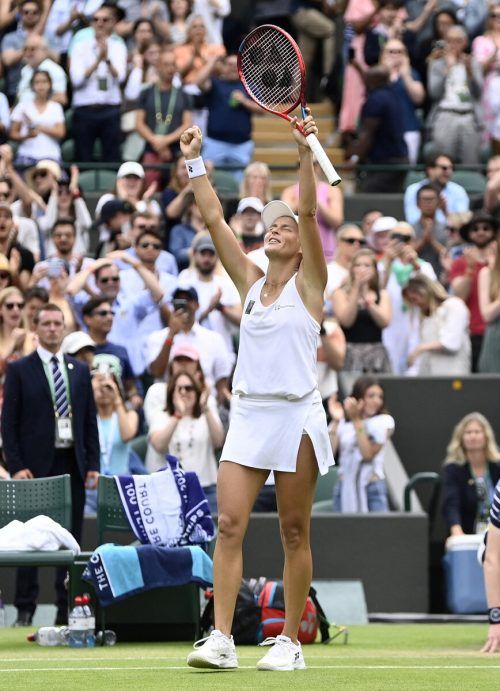 Tatjana Maria jubelt über ihren Sieg und den Einzug in das Viertelfinale bei Wimbledon. Dort trifft sie auf Landsfrau und Newcomerin Jule Niemeier. reuters