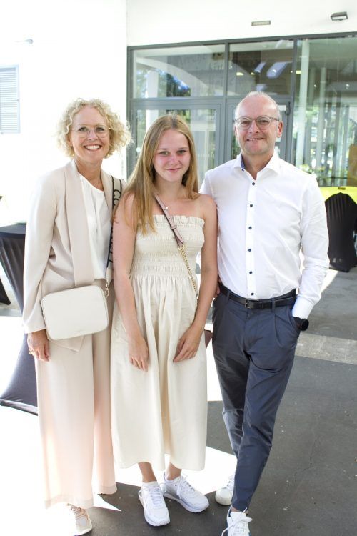 Valerie Wolfgang mit Mama Ulrike und Papa Jürgen.