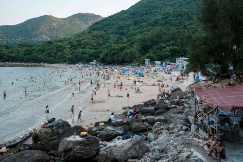 Während der Hitzewelle zieht es viele Menschen aus Hongkong an die Clear Water Bay, um sich abzukühlen. AFP