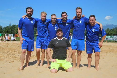 Wagten sich auf den Sand: Der FC Viktorsberg und der FC Sabin Boss. TAY