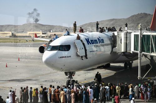 Am Flughafen in Kabul spielten sich im letzten Jahr dramatische Szenen ab. Viele Menschen wollten das Land verlassen. AFP