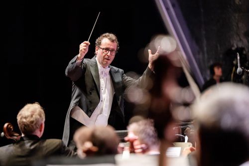 Am Pult stand Dirigent Jochen Rieder.