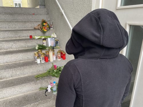 Zum Zeichen der Trauer wurden am Tatort in Bludenz Gedenkkerzen aufgestellt.  vn/böcken