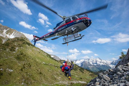 Auch der Polizeihubschrauber „Libelle“ kam bei der Bergung zum Einsatz. SYMBOL/POLIZEI