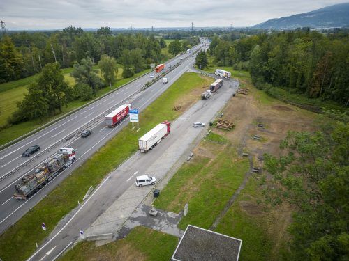 Auf dem Parkplatz bei Dornbirn-Nord in Fahrtrichtung Bregenz wurden bereits Bäume gefällt. VN/Paulitsch