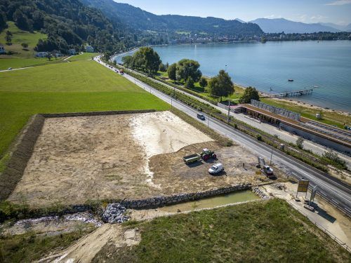Auf der großen Wiese gegenüber dem Lochauer Strandbad wird eine Abstellfläche errichtet. VN/Paulitsch