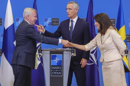 Außenminister von Finnland (l.) und Schweden mit dem Nato-Generalsekretär. RTS