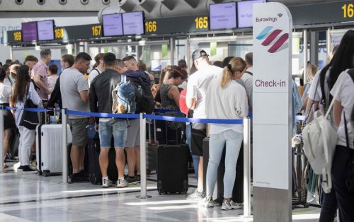 Bei Eurowings klagen die Piloten über eine hohe Arbeitsbelastung, da die Personaldecke für den starken Anstieg des Flugverkehrs zu dünn sei. afp