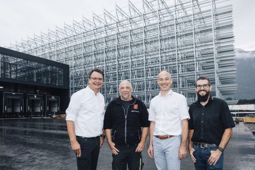 Beim Richtfest: Philipp Tomaselli (Tomaselli Gabriel Bau), Alexander Blümm (Stahlbau PM-Group), Markus Hämmerle und Dominik Kapeller (Hämmerle Kaffee). fa/Mathis