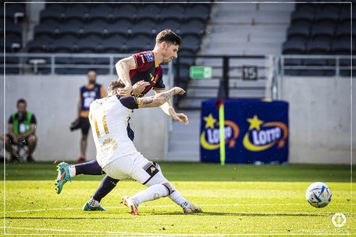 Benedikt Zech im Heimspiel gegen Jagiellonia (1:0) im Duell mit dem Spanier Jesús Imaz, Kapitän des Gegners. Klub