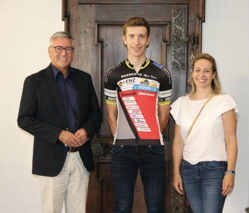 Bürgermeister Wolfgang Matt und Sportstadträtin Gudrun Petz-Bechter mit Mountainbiker Julius Scherrer. Privat