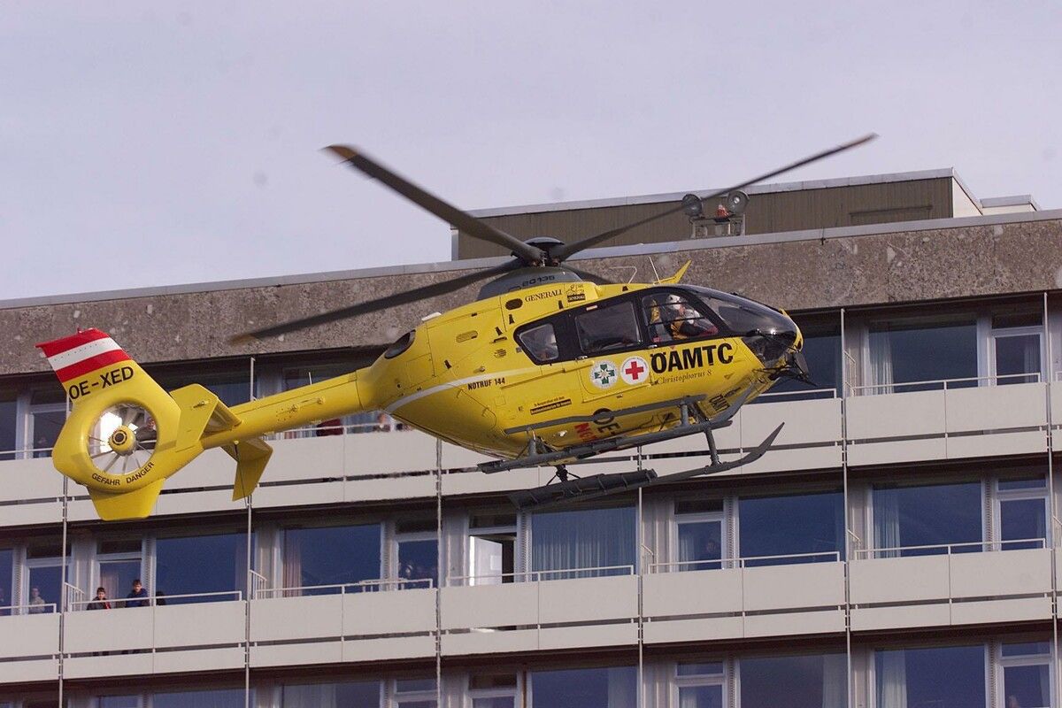 Der Verunfallte wurde mit dem Rettungshubschrauber ins LKH Feldkirch geflogen, wo er seinen Verletzungen erlag. symbol/vn/hb
