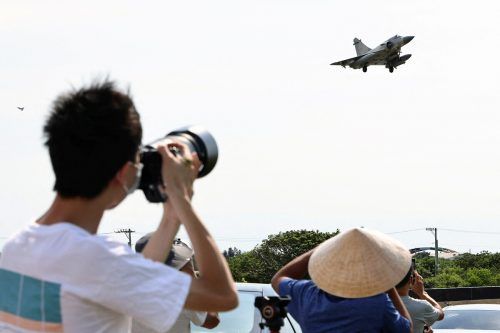 Das militärische Muskelspiel zieht Schaulustige an. Reuters