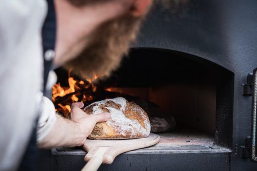 Das Sarotlabrot backt Fabian selbst im Holzbackofen auf der Terrasse. So sparen sie sich zwei bis drei Wege wöchentlich ins Tal. Thomas Hennerbichler