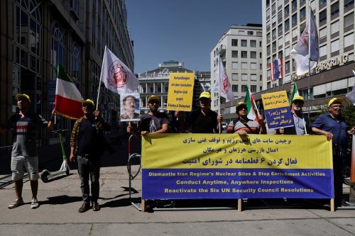 Demonstranten fanden sich vor den Gesprächen in Wien ein. RTS