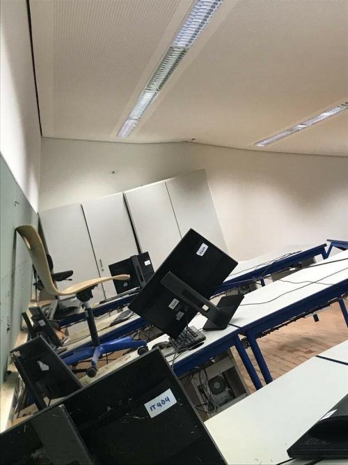 Der Boden in den Sälen wirft so hohe Wellen, dass die Räume nicht verwendbar sind. Selbst die Decke wurde durch das Mobiliar beschädigt.  HAK Bregenz/Hämmerle