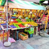 Bunter Markt und köstlicher Likör